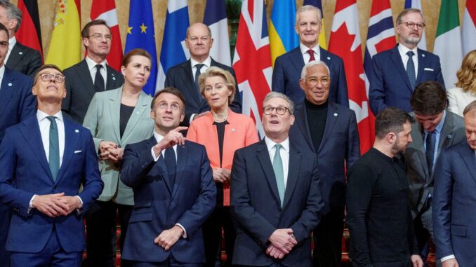 O presidente da França, Emmanuel Macron, faz um gesto ao lado do primeiro-ministro britânico, Keir Starmer, do presidente Volodymyr Zelenskiy, do primeiro-ministro da Polônia, Donald Tusk, do primeiro-ministro do Canadá, Justin Trudeau, do chanceler da Alemanha, Olaf Scholz, da presidente da Comissão Europeia, Ursula von der Leyen, e do presidente do Conselho Europeu, Antonio Costa. Fonte: Reuters