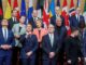 O presidente da França, Emmanuel Macron, faz um gesto ao lado do primeiro-ministro britânico, Keir Starmer, do presidente Volodymyr Zelenskiy, do primeiro-ministro da Polônia, Donald Tusk, do primeiro-ministro do Canadá, Justin Trudeau, do chanceler da Alemanha, Olaf Scholz, da presidente da Comissão Europeia, Ursula von der Leyen, e do presidente do Conselho Europeu, Antonio Costa. Fonte: Reuters