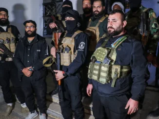 Forças de segurança sírias entram no subúrbio de Jaramana, em Damasco, após quatro dias de tensões [Hisam Hac Omer/Anadolu] Fonte: Al Jazeera