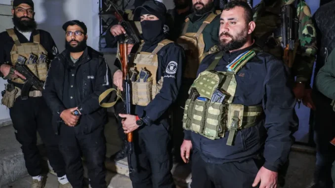 Forças de segurança sírias entram no subúrbio de Jaramana, em Damasco, após quatro dias de tensões [Hisam Hac Omer/Anadolu] Fonte: Al Jazeera