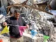 Um homem pendura bandeiras do Ramadã na Cidade de Gaza enquanto a primeira fase de um cessar-fogo entre Israel e Hamas expira em 1º de março de 2025.[Omar al-Qattaa/AFP] Fonte: Al Jazeera