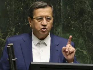 Ministro das Finanças do Irã, Abdolnaser Hemmati, faz um discurso no parlamento em 2 de março de 2025, durante o processo de impeachment contra ele [Atta Kenare/AFP]. Fonte: Al Jazeera