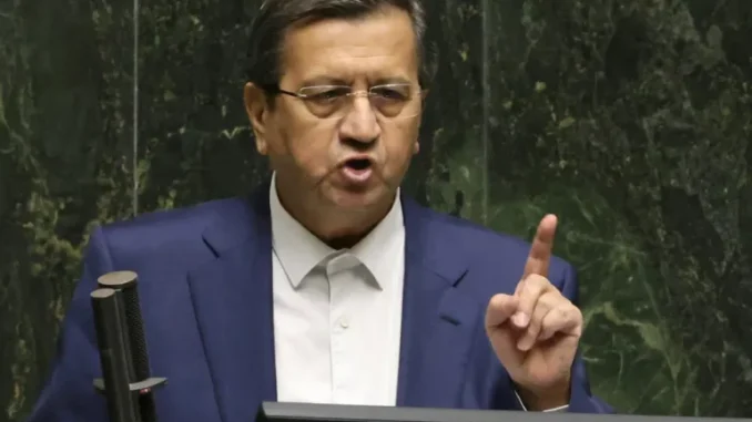 Ministro das Finanças do Irã, Abdolnaser Hemmati, faz um discurso no parlamento em 2 de março de 2025, durante o processo de impeachment contra ele [Atta Kenare/AFP]. Fonte: Al Jazeera