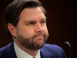 O vice-presidente dos EUA, JD Vance, apresenta seu amigo e indicado do presidente Donald Trump para o cargo de subsecretário de Defesa para Política, Elbridge Colby, durante sua audiência de confirmação perante o Comitê de Serviços Armados do Senado, no Edifício de Escritórios do Senado Dirksen, no Capitólio, em 4 de março de 2025, em Washington, DC. [Chip Somodevilla/AFP] Fonte: Al Jazeera