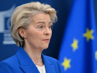 A presidente da Comissão Europeia, Ursula von der Leyen, instou as nações da UE a unirem seus orçamentos de defesa para reduzir custos na aquisição de armas. [Nicolas Tucat/AFP] Fonte: Al Jazeera