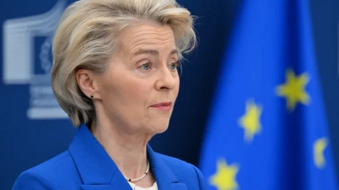 A presidente da Comissão Europeia, Ursula von der Leyen, instou as nações da UE a unirem seus orçamentos de defesa para reduzir custos na aquisição de armas. [Nicolas Tucat/AFP] Fonte: Al Jazeera