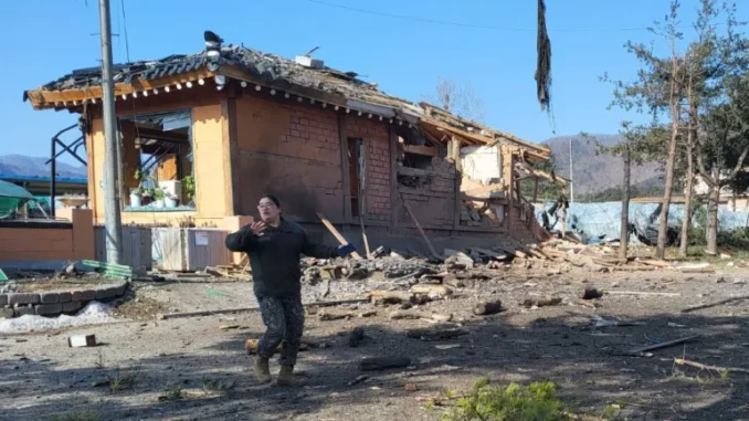 "Um soldado sul-coreano gesticula perto do local do acidente com bombas em Pocheon, Coreia do Sul, em 6 de março de 2025 [Yonhap via AFP]."