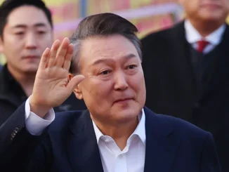 O presidente sul-coreano destituído, Yoon Suk Yeol, acena para seus apoiadores fora do Centro de Detenção de Seul em Uiwang em 8 de março de 2025 [Yonhap/AFP]. Fonte: Al Jazeera