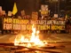 Familiares e amigos de israelenses mantidos em Gaza levantam cartazes enquanto protestam para exigir ações por sua libertação, em frente ao ministério da Defesa de Israel, em Tel Aviv [Arquivo: Jack Guez/AFP]. Fonte: Al Jazeera