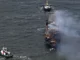 Fumaça sobe do convés do navio cargueiro MV Solong enquanto rebocadores permanecem afastados no Mar do Norte após o navio colidir com o petroleiro MV Stena Immaculate em 10 de março [Arquivo: Paul Ellis/AFP] Fonte: Al Jazeera