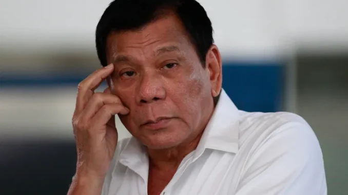 O presidente das Filipinas, Rodrigo Duterte, ouve uma pergunta de repórteres no Aeroporto Internacional de Manila, Filipinas, em 9 de novembro de 2016. [Arquivo: Aaron Favila/AP Photo] Fonte: Al Jazeera