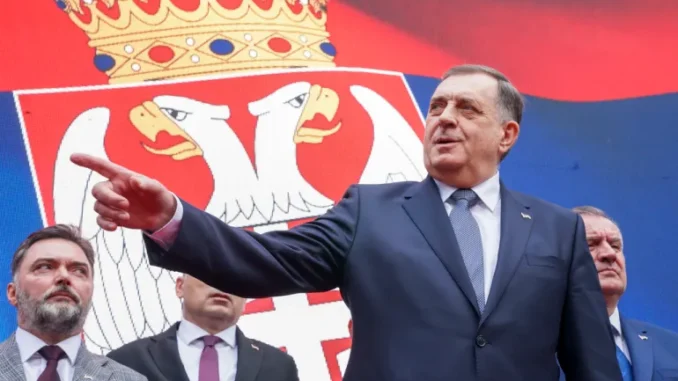 O presidente servo-bósnio Milorad Dodik, fotografado durante um comício na cidade bósnia de Banja Luka, está sendo investigado por minar a constituição após aprovar leis que proíbem a polícia e o judiciário da Bósnia de atuarem na entidade sérvia da Republika Srpska. [Arquivo: Radivoje Pavicic/AP Photo] Fonte: Al Jazeera