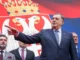 O presidente servo-bósnio Milorad Dodik, fotografado durante um comício na cidade bósnia de Banja Luka, está sendo investigado por minar a constituição após aprovar leis que proíbem a polícia e o judiciário da Bósnia de atuarem na entidade sérvia da Republika Srpska. [Arquivo: Radivoje Pavicic/AP Photo] Fonte: Al Jazeera