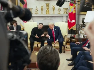 O presidente Donald Trump (à direita) se reúne com o presidente ucraniano Volodymyr Zelensky no Salão Oval da Casa Branca, na sexta-feira, 28 de fevereiro de 2025, em Washington. [Mystyslav Chernov/AP] Fonte: Al Jazeera