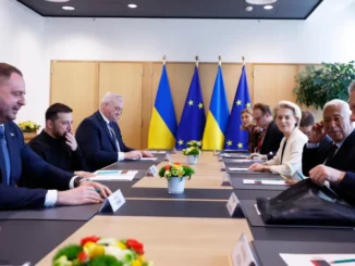 O presidente ucraniano Volodymyr Zelenskyy, segundo da esquerda para a direita, agradece aos líderes europeus pelo apoio contínuo, dizendo que isso significa que a Ucrânia não está "sozinha" em sua luta para repelir a invasão da Rússia [Geert Vanden Wijngaert/AP Photo]. Fonte: Al Jazeera
