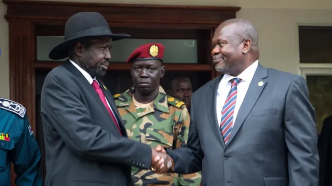 O Presidente do Sudão do Sul, Salva Kiir (à esquerda), e o Vice-Presidente Riek Machar (à direita) apertam as mãos após uma reunião em Juba, Sudão do Sul, em 20 de outubro de 2019 [Arquivo: Sam Mednick/AP]. Fonte: Al Jazeera