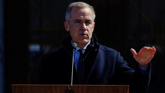 F6WMSF4WPVNXVDHVXS2TQSJBUM O primeiro-ministro do Canadá, Mark Carney, anuncia uma eleição federal, após reunião com a Governadora Geral Mary Simon para dissolver o parlamento, em Ottawa, Ontário, Canadá, 23 de março de 2025. REUTERS/Blair Gable