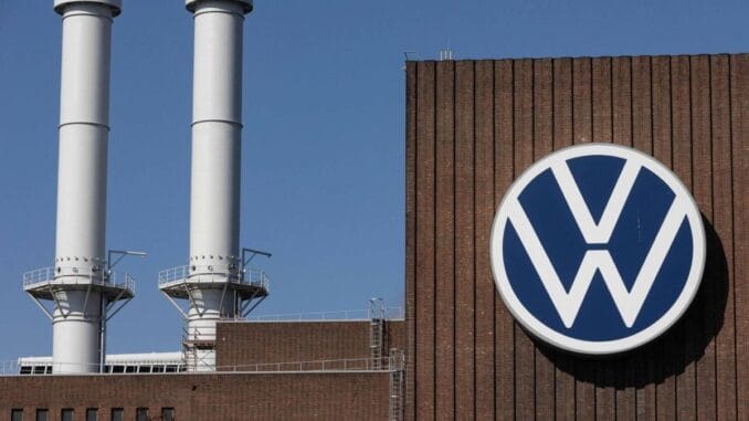 Gl1KUImWIAAxjXN Imagem mostrando a Volkswagen, tradicionalmente uma fabricante de automóveis, agora adaptando suas instalações para atender à demanda da indústria de defesa alemã.