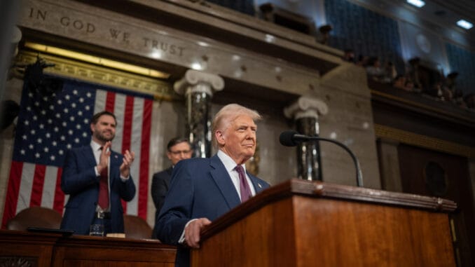 GlP46AbWoAAh3uh Donald Trump no Congresso em março de 2025, durante discurso sobre tarifas e política econômica.