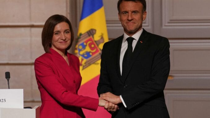 IYF5D6DY5JKPTOEQTHLLYYGQZY A presidente da Moldávia, Maia Sandu, e o presidente da França, Emmanuel Macron, apertam as mãos após uma declaração conjunta, no Palácio do Eliseu, em Paris, França, 10 de março de 2025. Christophe Ena/Pool via REUTERS.