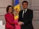 A presidente da Moldávia, Maia Sandu, e o presidente da França, Emmanuel Macron, apertam as mãos após uma declaração conjunta, no Palácio do Eliseu, em Paris, França, 10 de março de 2025. Christophe Ena/Pool via REUTERS.