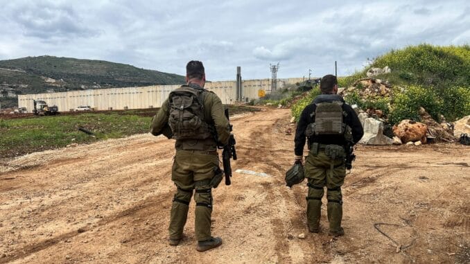 K2DVDCK2PJOT5BK23UHRYEXPOI Soldados israelenses estão no lado israelense da fronteira entre Israel e Líbano, 22 de março de 2025. REUTERS/Avi Ohayon