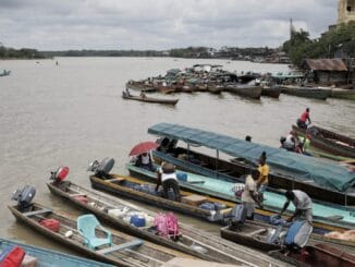 Pessoas preparam seus barcos para navegar pelo rio Atrato, em Quibdó, Colômbia, em 15 de março de 2025. REUTERS/Paula Andrea Orozco