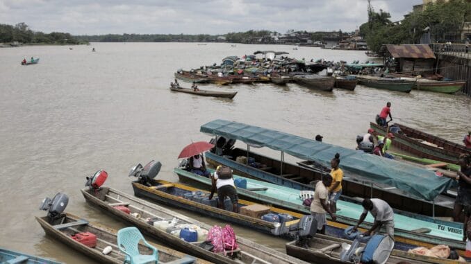 MI37TSJJCJPQLDFZONSCB7EXTI Pessoas preparam seus barcos para navegar pelo rio Atrato, em Quibdó, Colômbia, em 15 de março de 2025. REUTERS/Paula Andrea Orozco