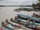 Pessoas preparam seus barcos para navegar pelo rio Atrato, em Quibdó, Colômbia, em 15 de março de 2025. REUTERS/Paula Andrea Orozco