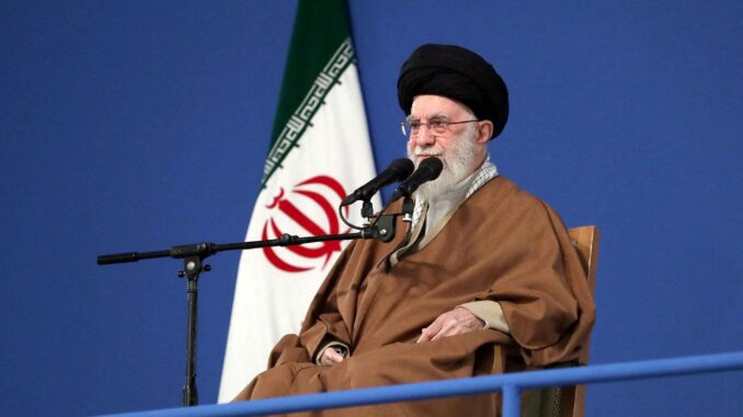 MUMVGMZECVKIDKL7E5RG74DP4A Líder Supremo do Irã, Aiatolá Ali Khamenei, fala durante uma reunião em Teerã, Irã, em 21 de março de 2025. Escritório do Líder Supremo do Irã/WANA (Agência de Notícias do Oeste da Ásia)/Divulgação via REUTERS/Foto de arquivo.