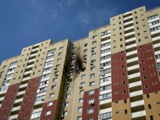 Uma visão mostra um prédio residencial atingido por um ataque de drone russo, em meio à ofensiva da Rússia contra a Ucrânia, em Kiev, Ucrânia, em 23 de março de 2025. REUTERS/Manuel Ausloos