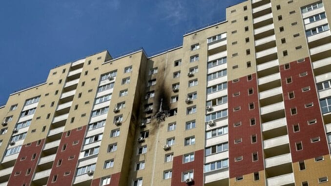 Uma visão mostra um prédio residencial atingido por um ataque de drone russo, em meio à ofensiva da Rússia contra a Ucrânia, em Kiev, Ucrânia, em 23 de março de 2025. REUTERS/Manuel Ausloos