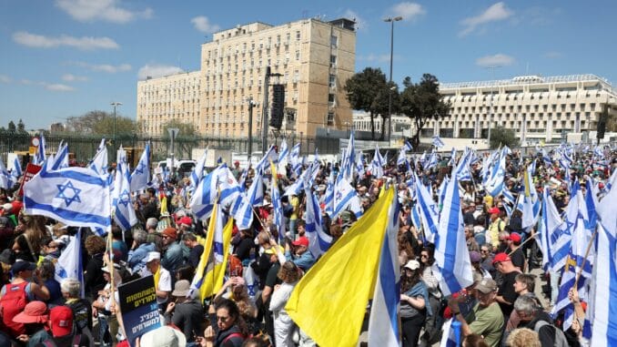 PZNSKL5XVVLVVIV3SJFXL2UEMY Pessoas participam de um protesto contra as medidas do governo israelense para demitir a procuradora-geral Gali Baharav-Miara e a destituição do chefe da principal agência de segurança, Ronen Bar, enquanto uma reunião do gabinete acontece, em Jerusalém, em 23 de março de 2025. REUTERS/Ronen Zvulun.