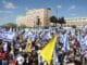 Pessoas participam de um protesto contra as medidas do governo israelense para demitir a procuradora-geral Gali Baharav-Miara e a destituição do chefe da principal agência de segurança, Ronen Bar, enquanto uma reunião do gabinete acontece, em Jerusalém, em 23 de março de 2025. REUTERS/Ronen Zvulun.