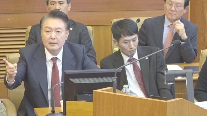 O presidente Yoon Seok-yeol está fazendo uma declaração após o ex-primeiro vice-diretor do Serviço Nacional de Inteligência, Hong Jang-won, testemunhar durante o quinto julgamento de impeachment do presidente Yoon Seok-yeol realizado no Tribunal Constitucional em Jongno-gu, Seul, no dia 4. / Tribunal Constitucional