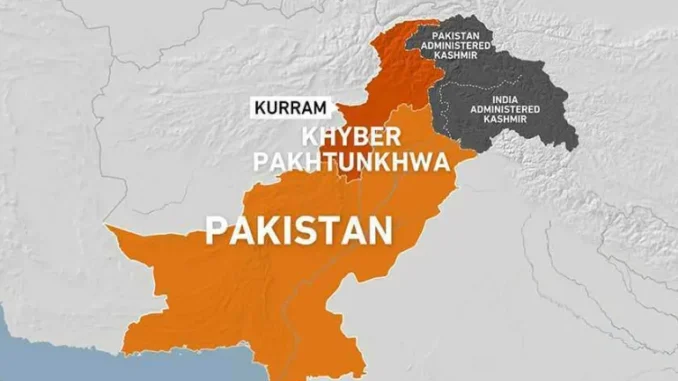 WEB-PAKISTAN_KURRAM-KASHMIR-1000X562-1728758215 Mapa mostrando a província de Khyber Pakhtunkhwa, no Paquistão, destacando o distrito de Kurram e a região da Caxemira.