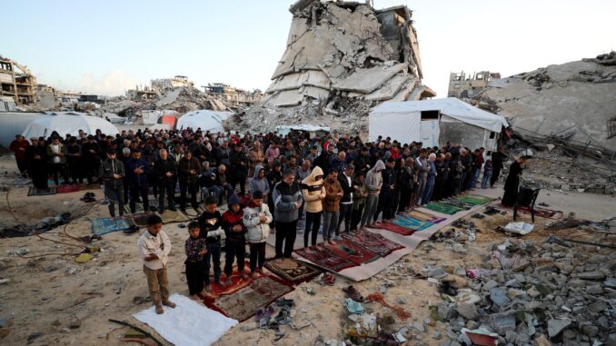 Y736KJBAYFMEHFBW2WGBFJ4L64 Muçulmanos palestinos participam da oração do Eid al-Fitr, que marca o fim do sagrado mês de jejum do Ramadã, em Jabalia, no norte da Faixa de Gaza, em 30 de março de 2025. REUTERS/Mahmoud Issa