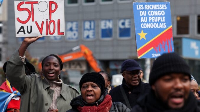 YBHKQUMNRROPRJOO4WGCKRQJDU Cidadãos congoleses e belgas participam de protesto, enquanto ocorrem confrontos entre rebeldes M23 e as Forças Armadas da República Democrática do Congo (FARDC) em DRC, em Bruxelas, Bélgica, 17 de março de 2025. REUTERS/Yves Herman