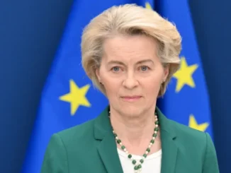 A presidente da Comissão Europeia, Ursula von der Leyen, durante coletiva de imprensa em Bruxelas, em 7 de abril de 2025. [Foto: Nicolas Tucat/AFP] Fonte: Al Jazeera