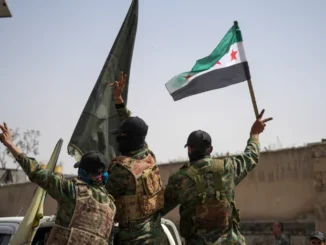 Membros das Forças Democráticas Sírias (SDF) fazem o sinal de vitória ao deixar a cidade de Aleppo, Síria, em 9 de abril de 2025.