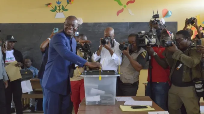 12964234-1744529237 Presidente interino do Gabão, Brice Oligui Nguema, vota durante a eleição presidencial em Libreville, em 12 de abril de 2025.