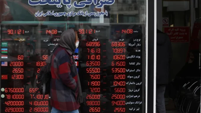 2025-02-09T145028Z_956256127_RC22RCAQC58N_RTRMADP_3_IRAN-ECONOMY-1743865186 A taxa de câmbio caiu ainda mais, para 1.043.000 rials por dólar, após as festividades de Nowruz. Foto: Majid Asgaripour/WANA via Reuters (Arquivo) Fonte: Al Jazeera