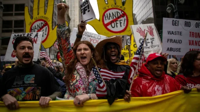2025-04-05T173222Z_226022227_RC2TRDA6CSZ2_RTRMADP_3_USA-TRUMP-PROTEST-1743874740 Manifestantes participam do protesto nacional 'Mãos Fora!' contra Trump em Nova York, EUA, em 5 de abril de 2025. Foto: Eduardo Munoz/Reuters Fonte: Al Jazeera