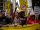 Manifestantes participam do protesto nacional 'Mãos Fora!' contra Trump em Nova York, EUA, em 5 de abril de 2025. Foto: Eduardo Munoz/Reuters Fonte: Al Jazeera
