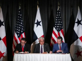 Secretário de Defesa dos EUA, Pete Hegseth, se reúne com o presidente do Panamá, José Raul Mulino, e o ministro de Segurança Pública, Frank Abrego, em Cidade do Panamá, em 9 de abril de 2025.