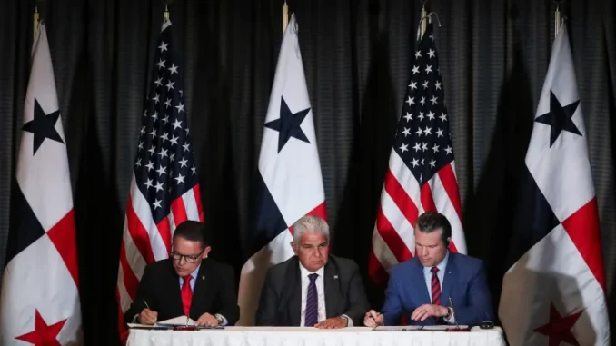 2025-04-09T170835Z_2081549593_RC2GUDA717Z2_RTRMADP_3_USA-TRUMP-PANAMA-1744459050 Secretário de Defesa dos EUA, Pete Hegseth, se reúne com o presidente do Panamá, José Raul Mulino, e o ministro de Segurança Pública, Frank Abrego, em Cidade do Panamá, em 9 de abril de 2025.