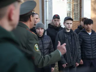 Conscritos russos se alinham durante uma cerimônia antes de sua partida para os quartéis de um centro de recrutamento em Gatchina, na região de Leningrado, Rússia.