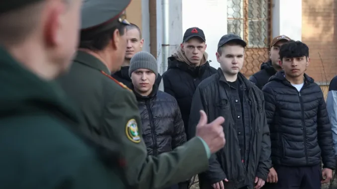 2025-04-14T083332Z_1120523441_RC2HXDAU8JZX_RTRMADP_3_UKRAINE-CRISIS-RUSSIA-CONSCRIPTS-1744800254 Conscritos russos se alinham durante uma cerimônia antes de sua partida para os quartéis de um centro de recrutamento em Gatchina, na região de Leningrado, Rússia.