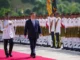 Xi Jinping passa em revista uma guarda de honra em frente ao Palácio Nacional da Malásia durante cerimônia oficial de boas-vindas.