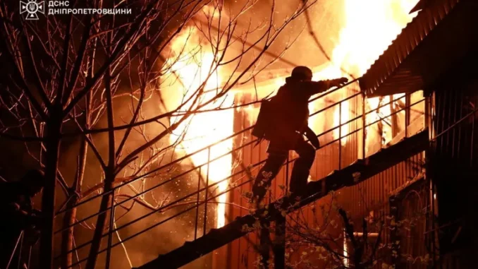 2025-04-17T060646Z_870856153_RC2HZDAKRS44_RTRMADP_3_UKRAINE-CRISIS-ATTACK-DNIPRO-1744944041 Bombeiro trabalha no local de um ataque com drones russo em Dnipro, Ucrânia.